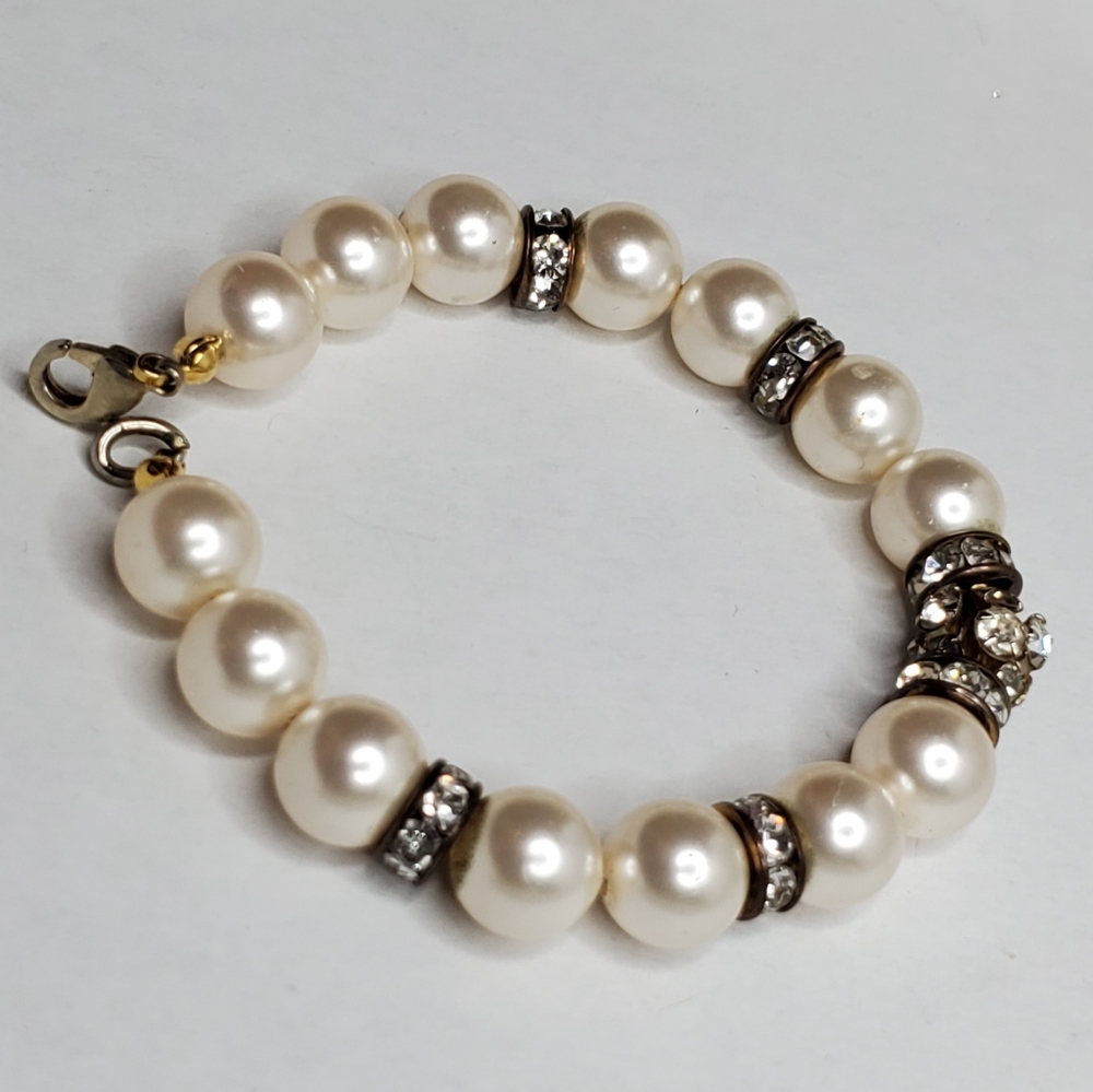 Beautiful pearl bead bracelet with crystals